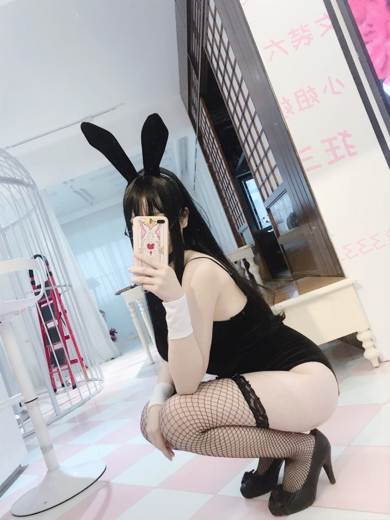 雪晴Astra《自撮りVol.1 黑丝兔女郎》主题写真：25张全套美图，含4个视频