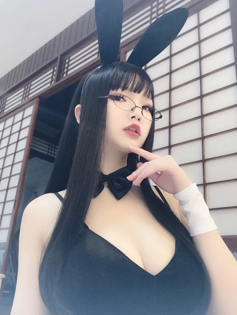 雪晴Astra《自撮りVol.1 黑丝兔女郎》主题写真：25张全套美图，含4个视频