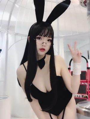 雪晴Astra《自撮りVol.1 黑丝兔女郎》主题写真：25张全套美图，含4个视频