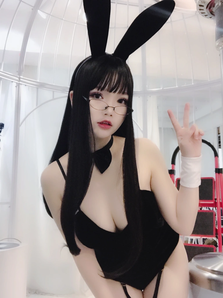 雪晴Astra《自撮りVol.1 黑丝兔女郎》主题写真：25张全套美图，含4个视频