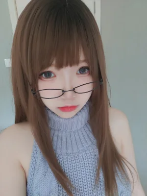 雪晴Astra《自撮りVol.23 黑丝漏背毛衣》主题写真：155张全套美图，含19个视频