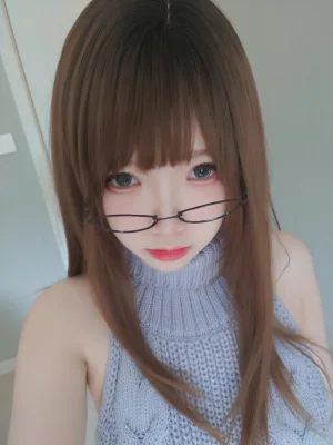 雪晴Astra《自撮りVol.23 黑丝漏背毛衣》主题写真：155张全套美图，含19个视频