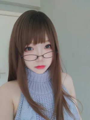 雪晴Astra《自撮りVol.23 黑丝漏背毛衣》主题写真：155张全套美图，含19个视频