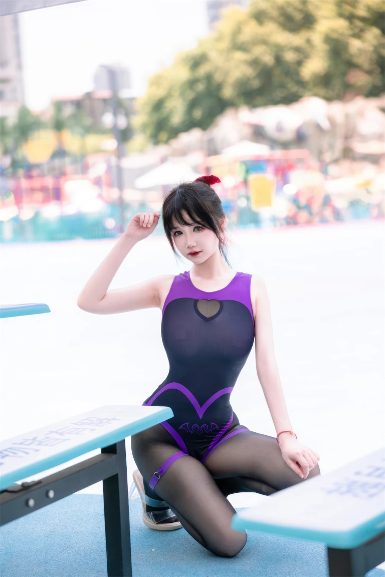 雪晴Astra《紫色恶魔竞泳》主题写真：50张全套美图