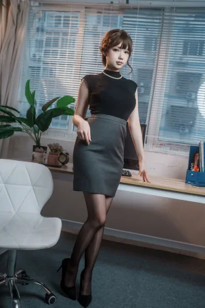 雪晴Astra《年纪不大的上司姐姐》主题写真：70张全套美图，含1个视频