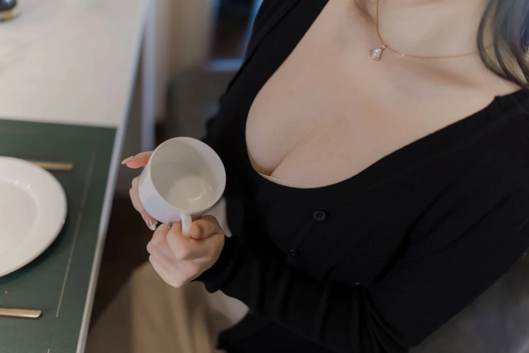 雪晴Astra《邻家姐姐西装半身裙》主题写真：90张全套美图，含3个视频