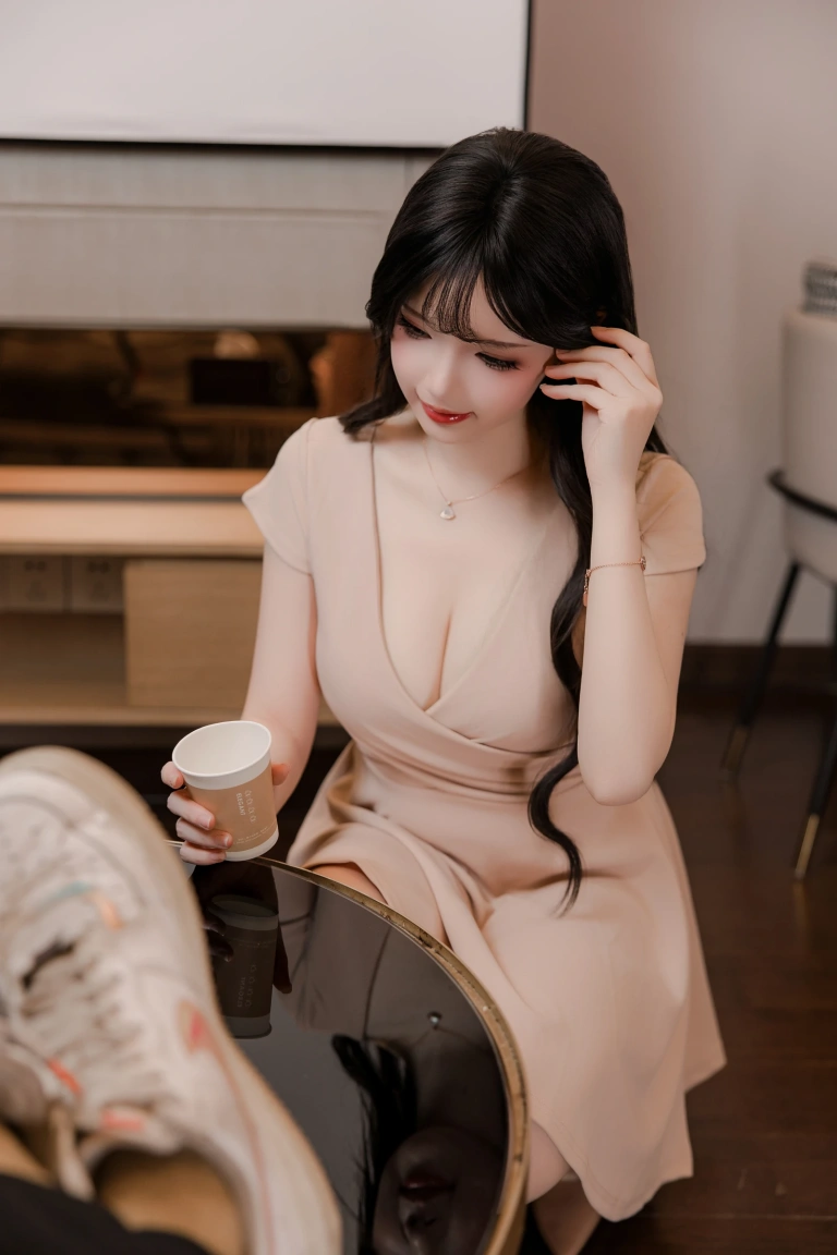 雪晴Astra《洗浴店 杏色工作服A字裙》主题写真：86张全套美图，含1个视频
