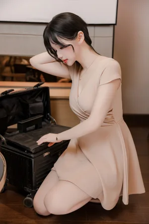 雪晴Astra《洗浴店 杏色工作服A字裙》主题写真：86张全套美图，含1个视频