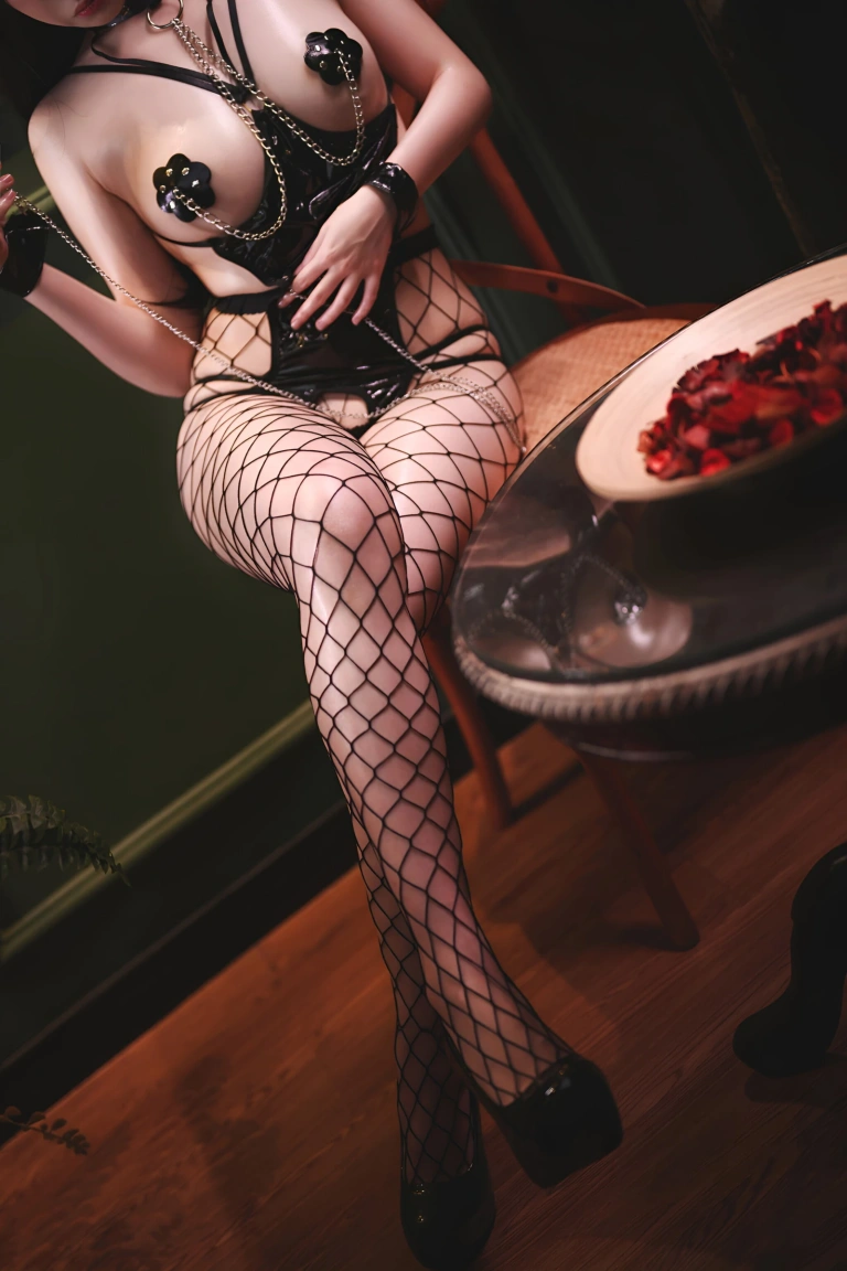 雪晴Astra《铆钉乳贴》主题写真：44张全套美图