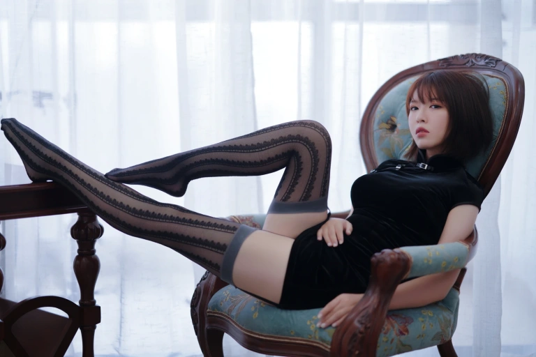 半半子 BANBANKO《吊带黑丝袜》主题写真：28张全套美图，含1个视频