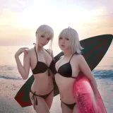 半半子 BANBANKO《黑贞1 海边泳装（&索索sophia）》主题写真：40张全套美图