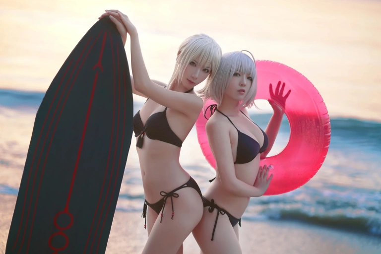 半半子 BANBANKO《黑贞1 海边泳装（&索索sophia）》主题写真：40张全套美图