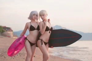 半半子 BANBANKO《黑贞1 海边泳装（&索索sophia）》主题写真：40张全套美图