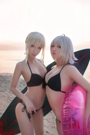 半半子 BANBANKO《黑贞1 海边泳装（&索索sophia）》主题写真：40张全套美图