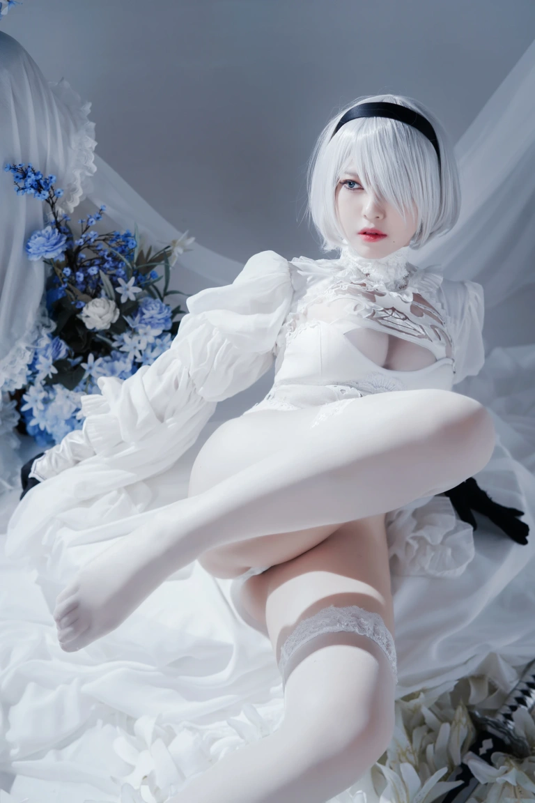 半半子 BANBANKO《Automataヨルハ二号B型 白いドレス》主题写真：51张全套美图