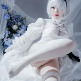 半半子 BANBANKO《Automataヨルハ二号B型 白いドレス》主题写真：51张全套美图