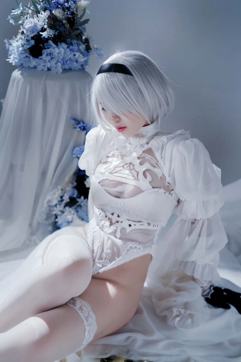 半半子 BANBANKO《Automataヨルハ二号B型 白いドレス》主题写真：51张全套美图