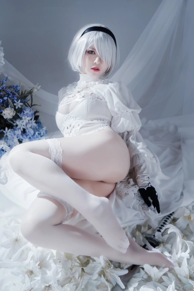 半半子 BANBANKO《Automataヨルハ二号B型 白いドレス》主题写真：51张全套美图