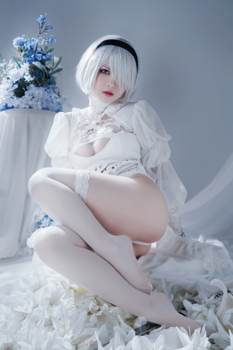 半半子 BANBANKO《Automataヨルハ二号B型 白いドレス》主题写真：51张全套美图