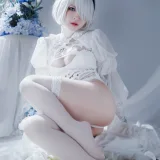半半子 BANBANKO《Automataヨルハ二号B型 白いドレス》主题写真：51张全套美图