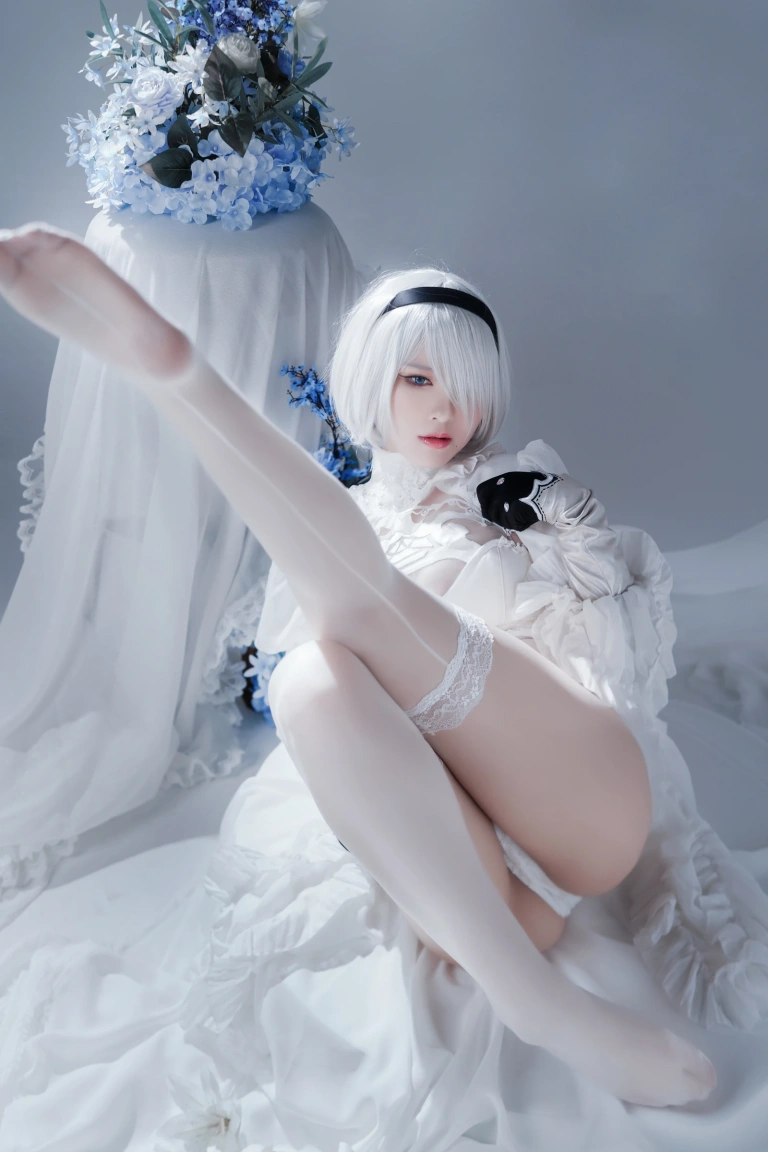 半半子 BANBANKO《Automataヨルハ二号B型 白いドレス》主题写真：51张全套美图