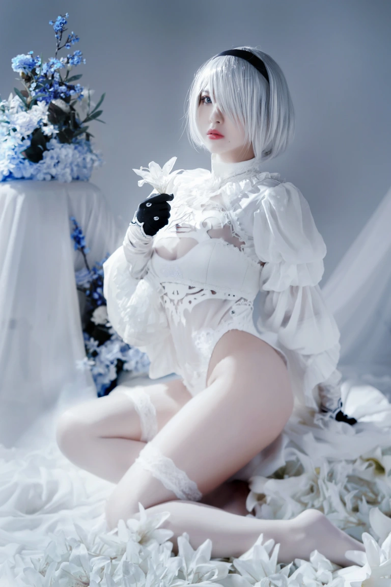 半半子 BANBANKO《Automataヨルハ二号B型 白いドレス》主题写真：51张全套美图