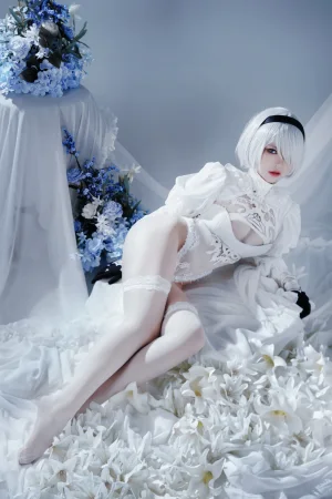 半半子 BANBANKO《Automataヨルハ二号B型 白いドレス》主题写真：51张全套美图