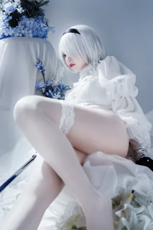 半半子 BANBANKO《Automataヨルハ二号B型 白いドレス》主题写真：51张全套美图