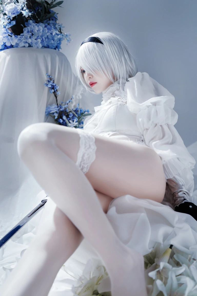 半半子 BANBANKO《Automataヨルハ二号B型 白いドレス》主题写真：51张全套美图