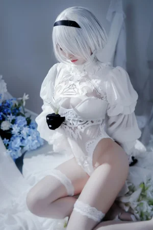 半半子 BANBANKO《Automataヨルハ二号B型 白いドレス》主题写真：51张全套美图