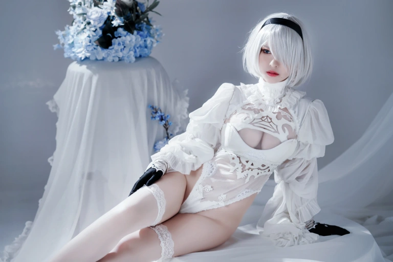 半半子 BANBANKO《Automataヨルハ二号B型 白いドレス》主题写真：51张全套美图