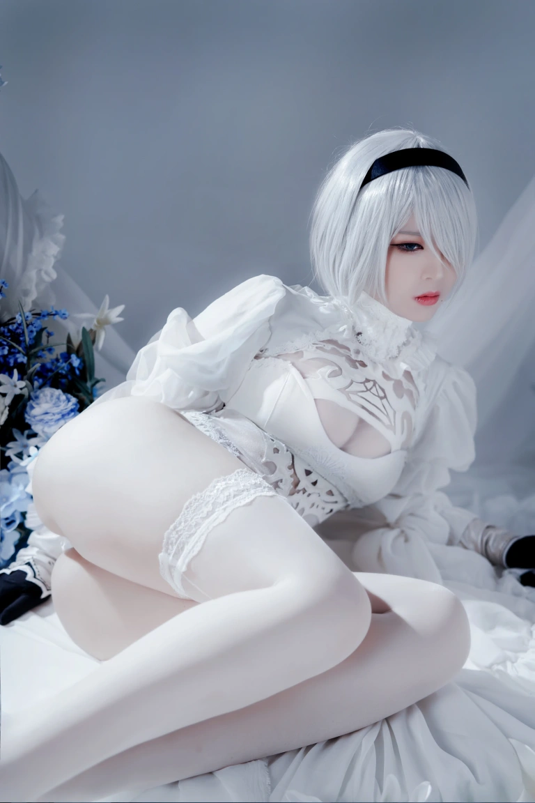 半半子 BANBANKO《Automataヨルハ二号B型 白いドレス》主题写真：51张全套美图