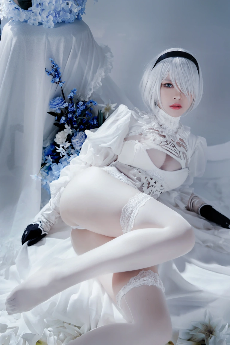 半半子 BANBANKO《Automataヨルハ二号B型 白いドレス》主题写真：51张全套美图
