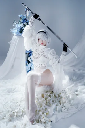 半半子 BANBANKO《Automataヨルハ二号B型 白いドレス》主题写真：51张全套美图