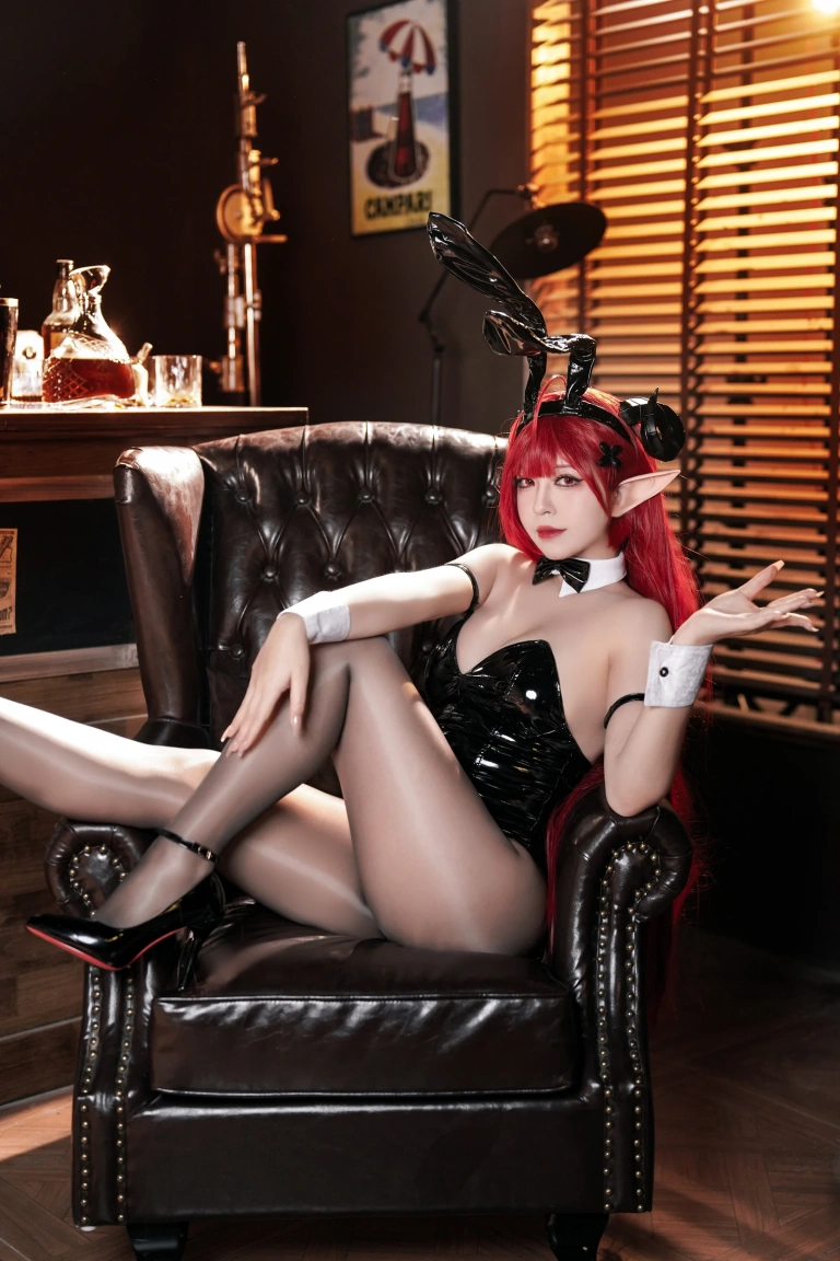 半半子 BANBANKO《兴登堡ヒンデンブルク酔い勝負》主题写真：52张全套美图，含3个视频