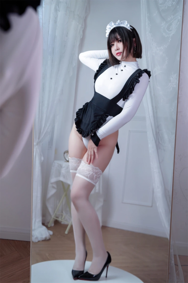半半子 BANBANKO《纯白女仆》主题写真：45张全套美图