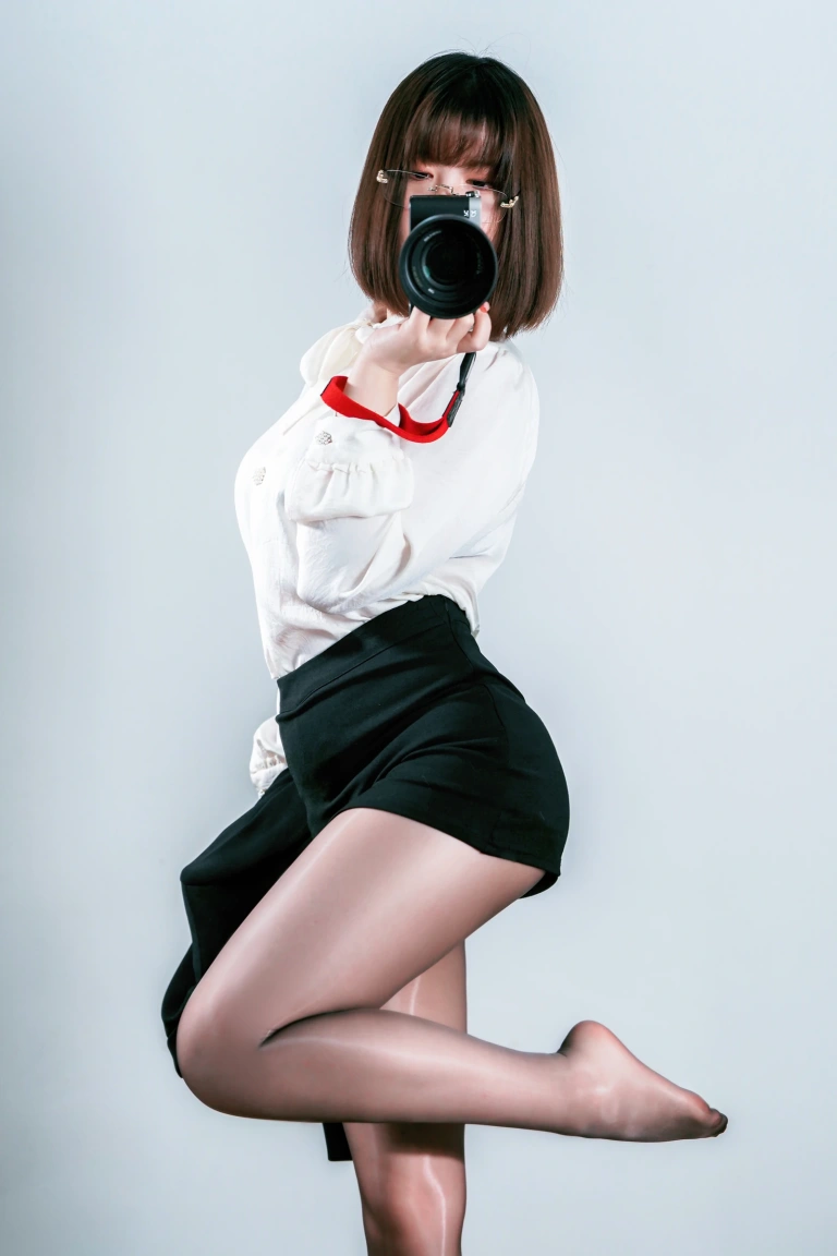 半半子 BANBANKO《OL自撮》主题写真：28张全套美图，含2个视频