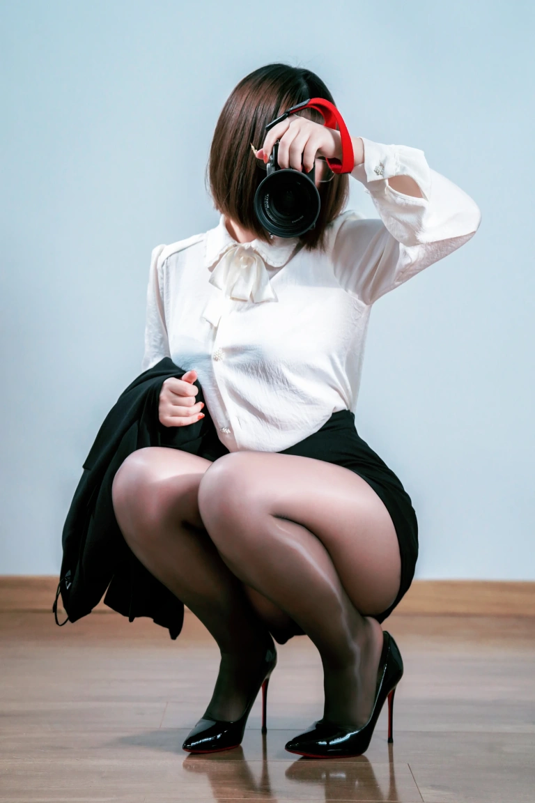 半半子 BANBANKO《OL自撮》主题写真：28张全套美图，含2个视频