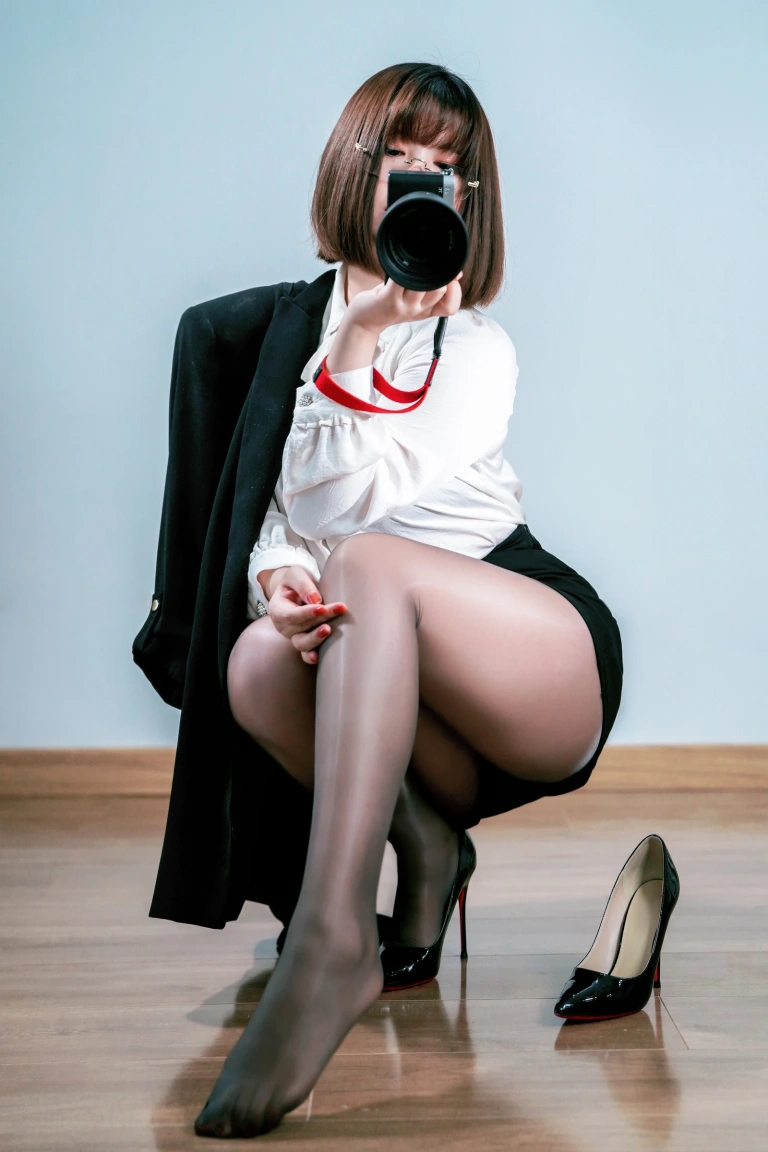 半半子 BANBANKO《OL自撮》主题写真：28张全套美图，含2个视频