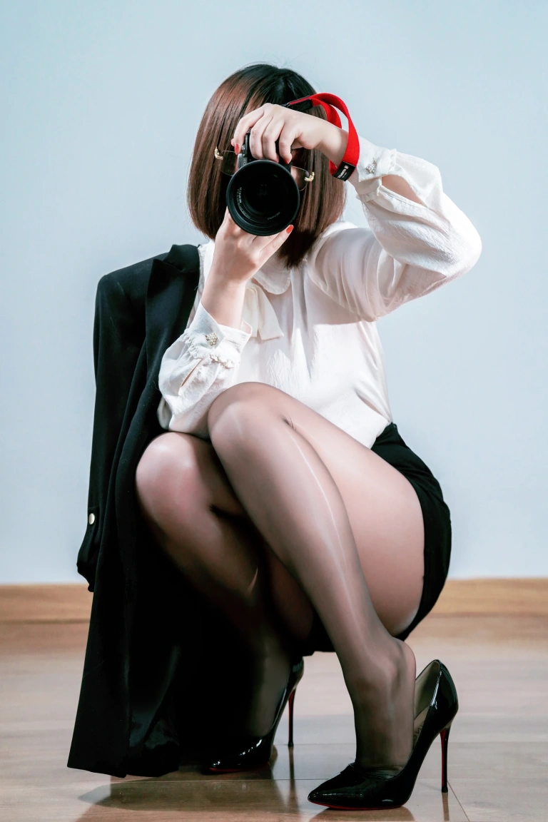半半子 BANBANKO《OL自撮》主题写真：28张全套美图，含2个视频