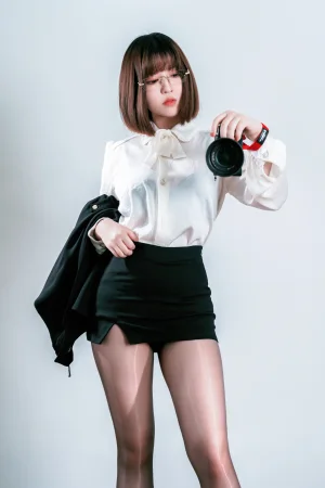 半半子 BANBANKO《OL自撮》主题写真：28张全套美图，含2个视频