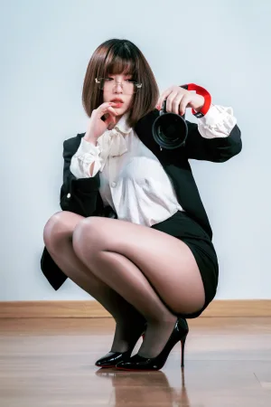 半半子 BANBANKO《OL自撮》主题写真：28张全套美图，含2个视频