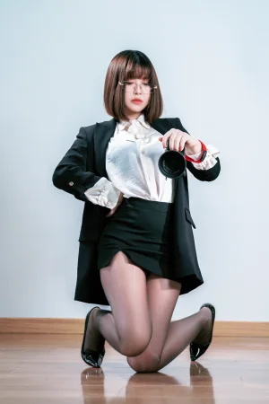 半半子 BANBANKO《OL自撮》主题写真：28张全套美图，含2个视频