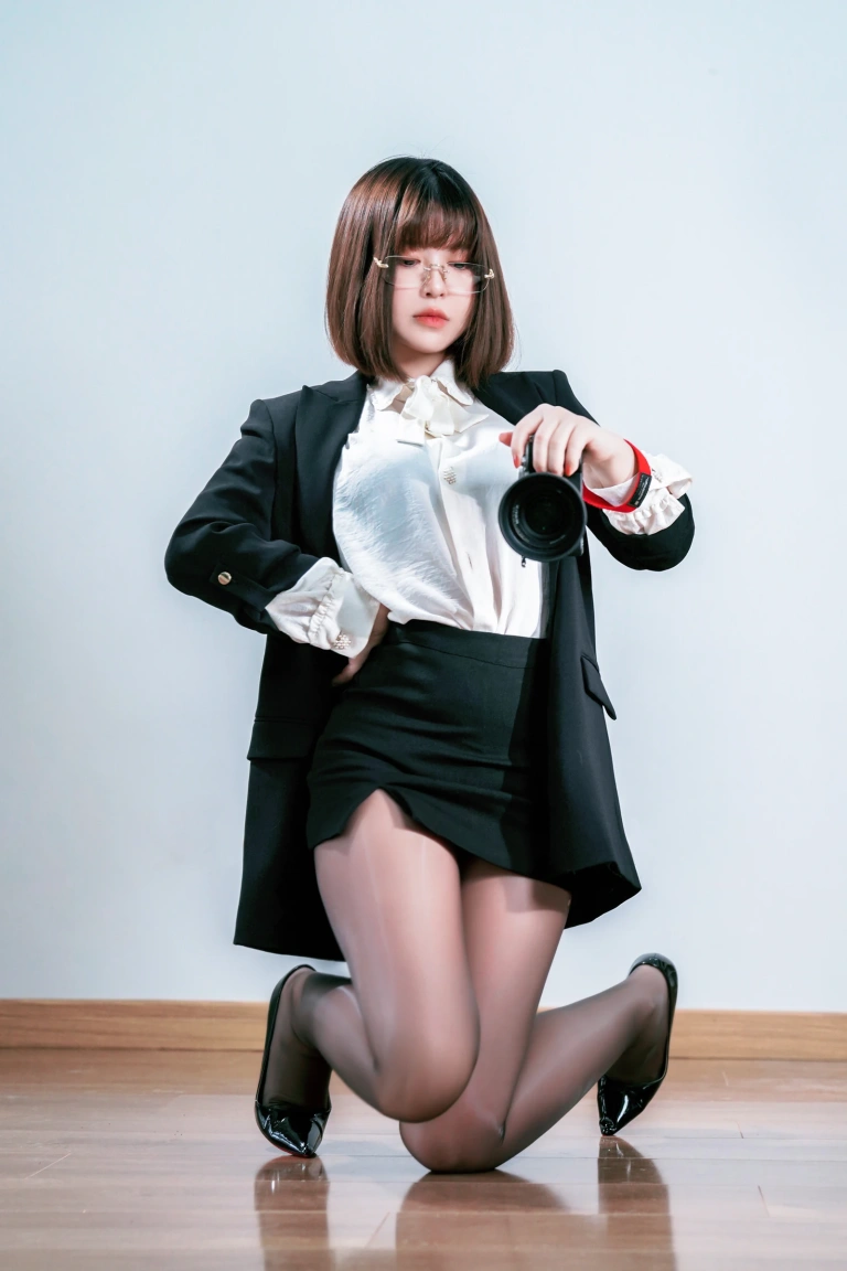 半半子 BANBANKO《OL自撮》主题写真：28张全套美图，含2个视频