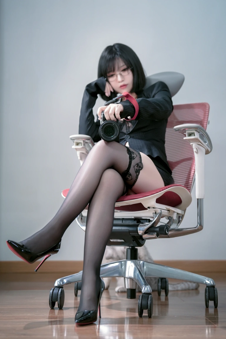 半半子 BANBANKO《OL上司様vol.02》主题写真：42张全套美图，含5个视频