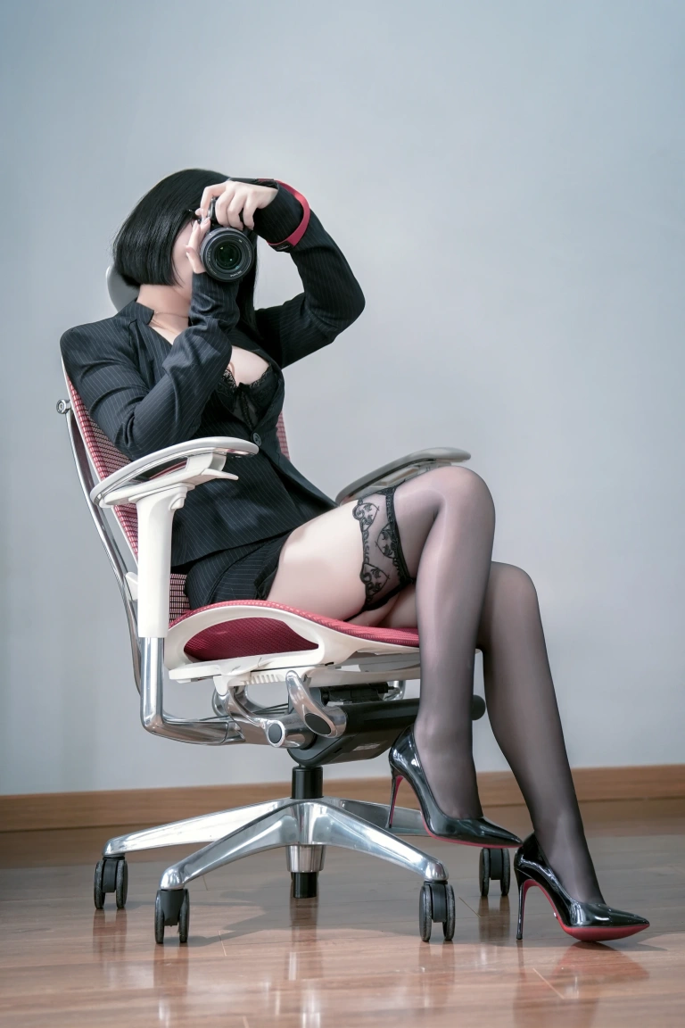 半半子 BANBANKO《OL上司様vol.02》主题写真：42张全套美图，含5个视频