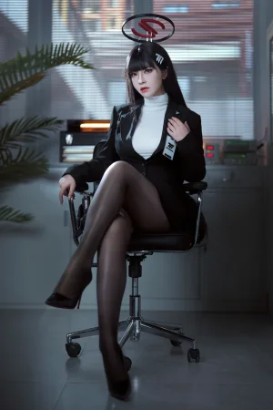 半半子 BANBANKO《蔚蓝档案 调月莉音OL》主题写真：60张全套美图，含8个视频