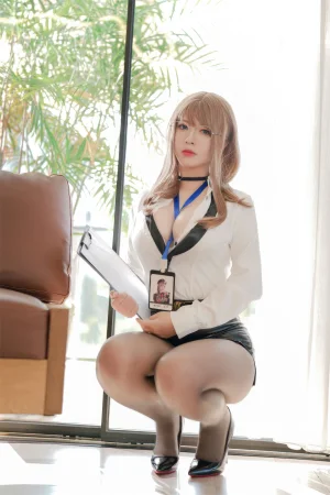 半半子 BANBANKO《艾玛秘书》主题写真：76张全套美图，含6个视频