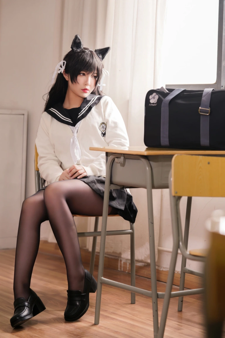半半子 BANBANKO《碧蓝航线 爱宕校服》主题写真：25张全套美图