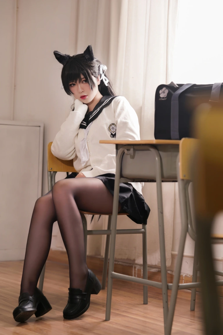 半半子 BANBANKO《碧蓝航线 爱宕校服》主题写真：25张全套美图